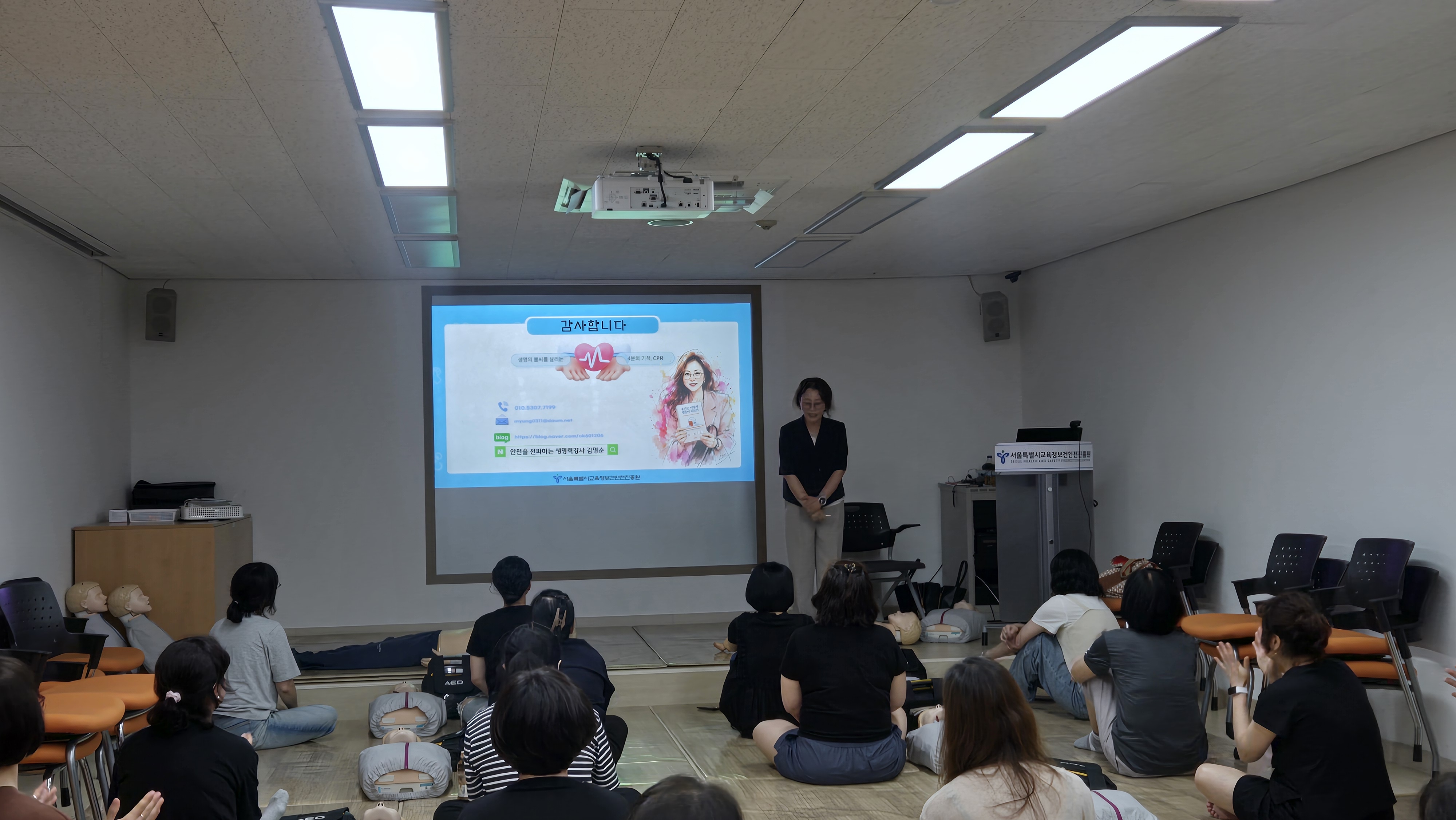 교육생 앞에서 강의를 마무리하는 김명순 강사