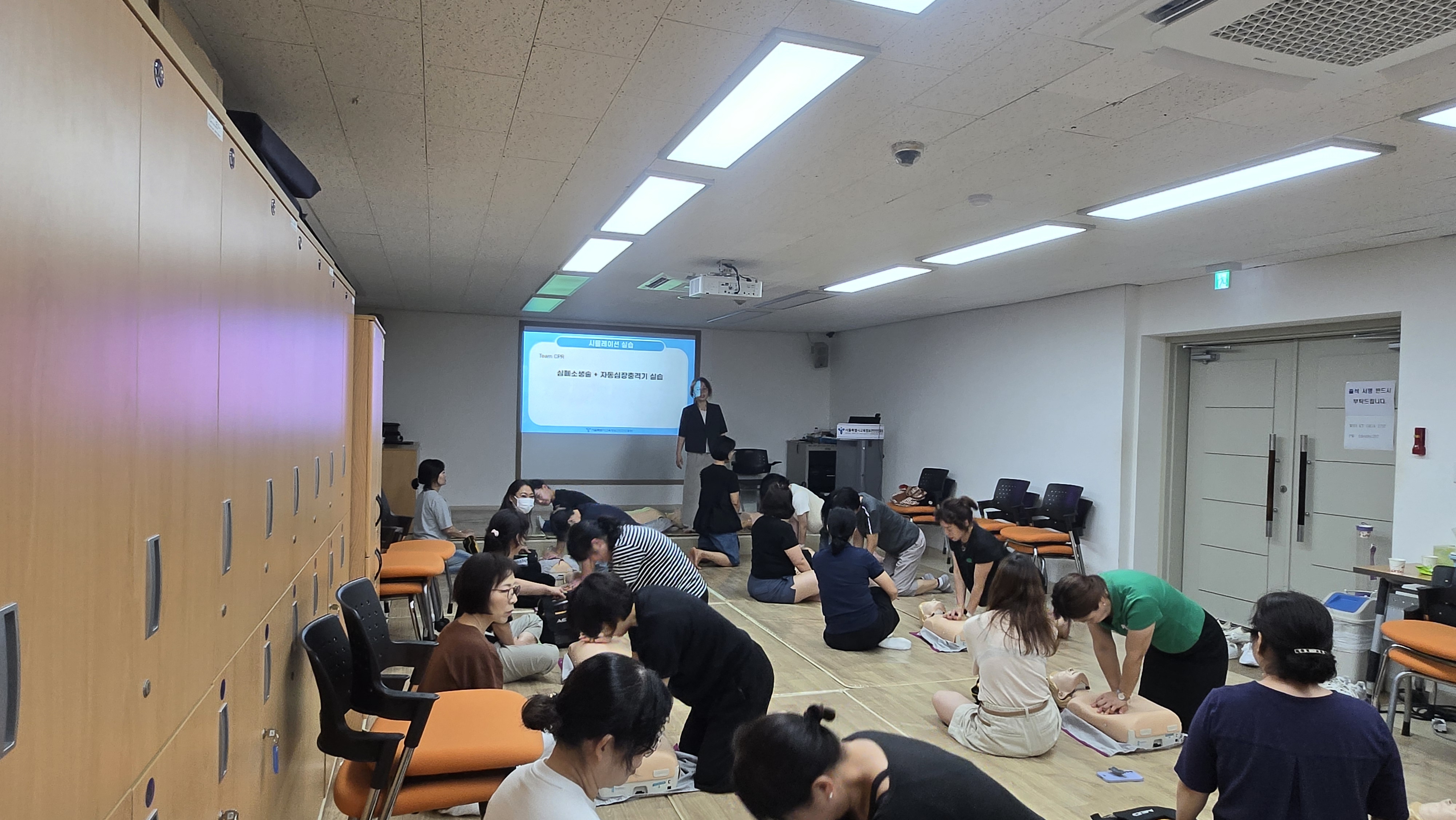 참여자들이 마네킹으로 심폐소생술을 실습하는 현장