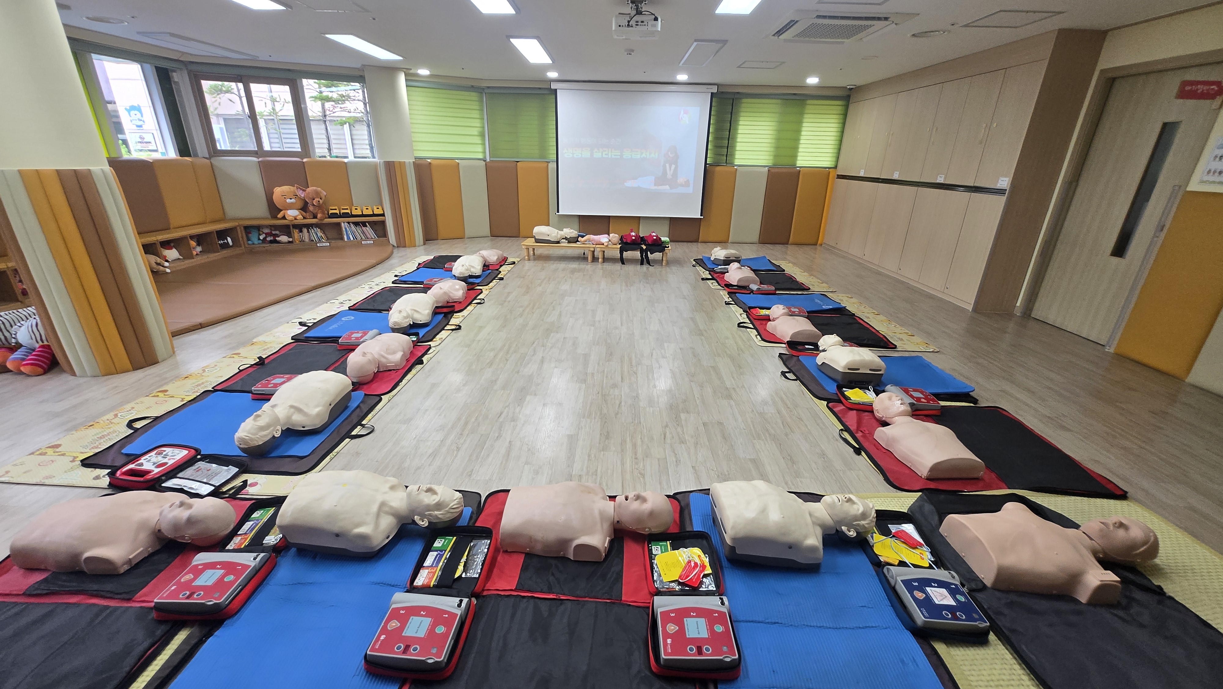 심폐소생술과 AED 실습 장비가 준비된 교육 현장