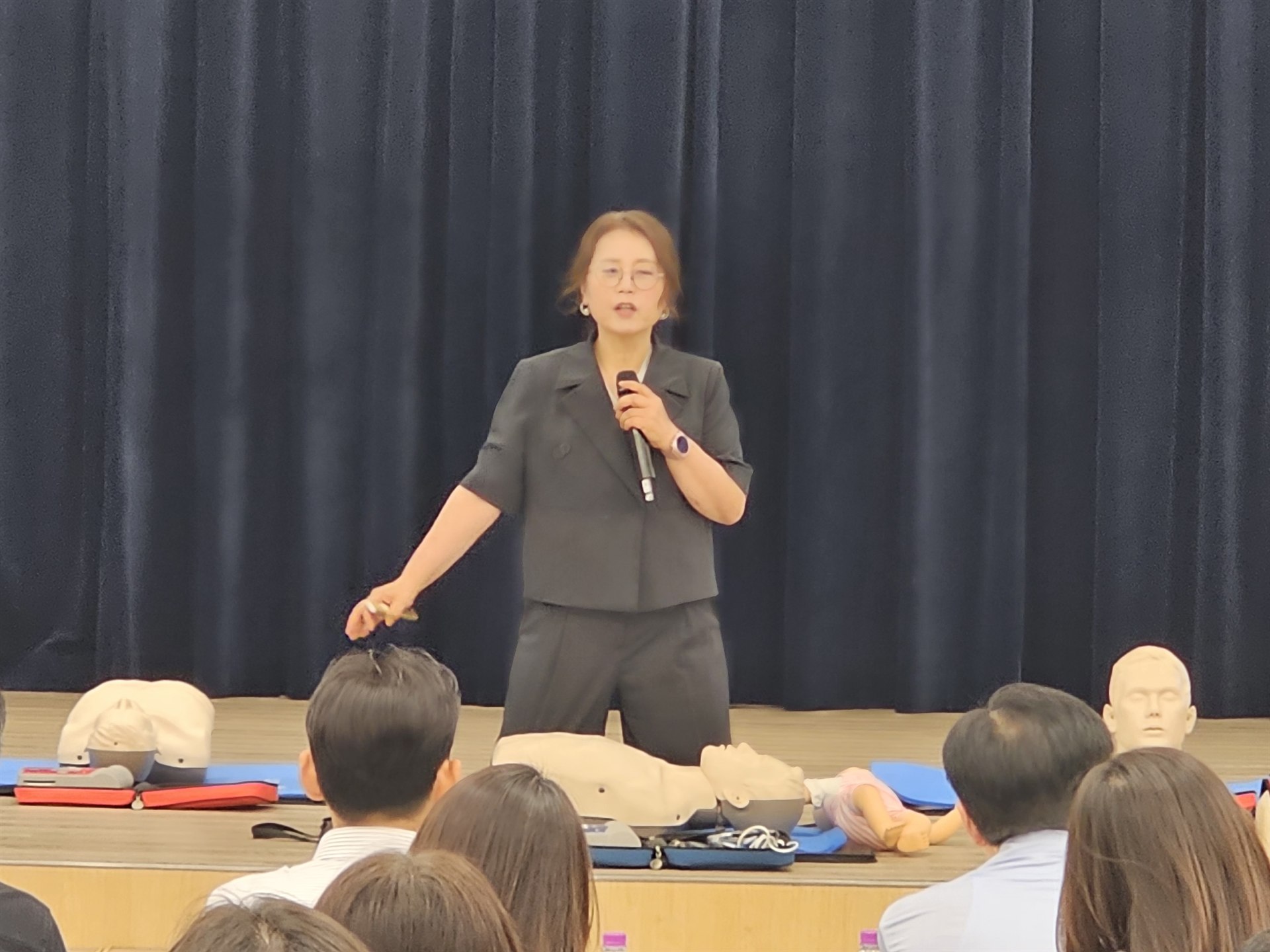 교육생 앞에서 응급처치 강의를 진행하는 김명순 강사